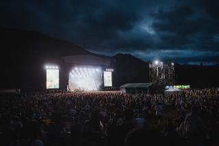 Tom Misch / 日本のファンとの絆を深めた堂々のステージ トム・ミッシュ、フジロックのライブレポを公開!