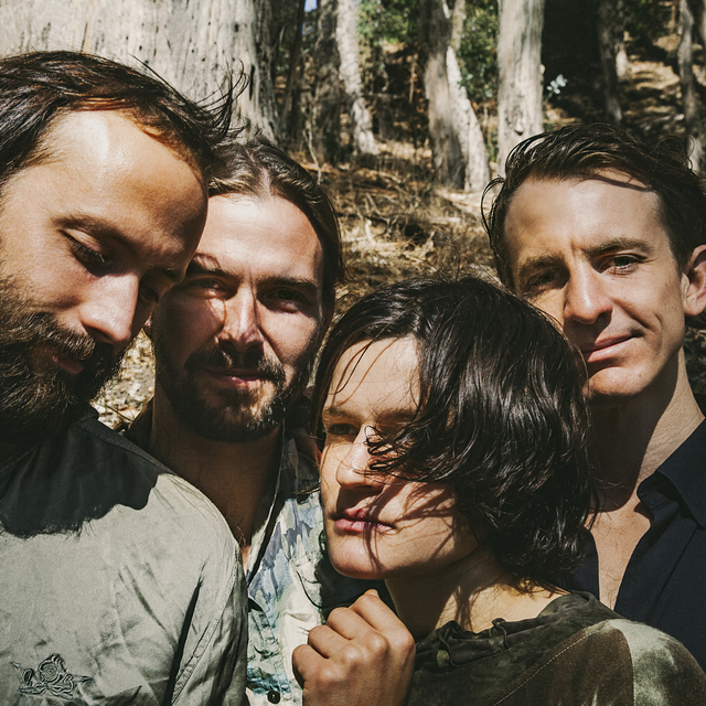 Big Thief / 3rdアルバム『U.F.O.F.』から約5ヶ月、ビッグ・シーフが綴る新たな物語... “天”と“地”という2つのテーマに分かれた2部作の全貌が明らかに。 10月11日(金)に新作『Two Hands』発売! 新曲「Not」が解禁!