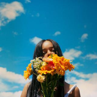 TSHA / ボノボからの信頼を得る注目の新人、ティーシャが最新EP『Flowers』のリリースを発表!新曲「Sister」を解禁!