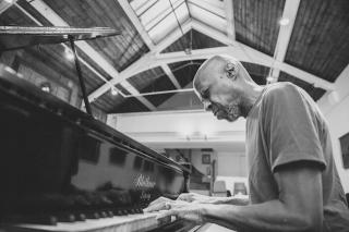 Laraaji / ニューエイジの巨匠、ララージが最新作『Moon Piano』を10月9日にリリースすることを発表。 新曲「Prana Light」が先行解禁。