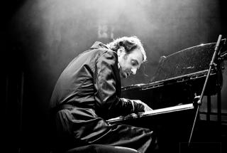 CHILLY GONZALES / いよいよ来週リリース!映画公開も話題の天才音楽家、チリー・ゴンザレス。傑作シリーズ最終章にして待望の最新作『Solo Piano lll』より新曲「Chico」が解禁。