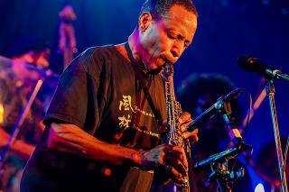 KAMASI WASHINGTON / 「ブラック・エンターテインメント」の伝統を今に受け継ぐ見事なショウ。 新世代ジャズ勃興を象徴するサックス奏者、カマシ・ワシントンによる待望のライブハウス公演、レポート&セットリストのプレイリスト公開!