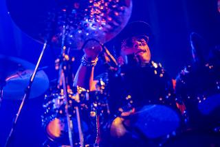 KAMASI WASHINGTON / 「ブラック・エンターテインメント」の伝統を今に受け継ぐ見事なショウ。 新世代ジャズ勃興を象徴するサックス奏者、カマシ・ワシントンによる待望のライブハウス公演、レポート&セットリストのプレイリスト公開!