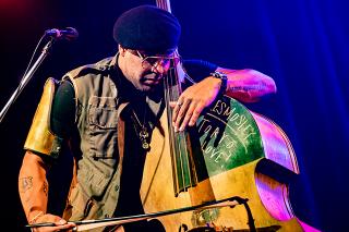 KAMASI WASHINGTON / 「ブラック・エンターテインメント」の伝統を今に受け継ぐ見事なショウ。 新世代ジャズ勃興を象徴するサックス奏者、カマシ・ワシントンによる待望のライブハウス公演、レポート&セットリストのプレイリスト公開!