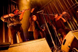 caroline / 満員御礼!8人が織りなす、美と混沌が同時多発した熱狂の夜!記念すべき初来日、東京公演のライブレポートが到着!