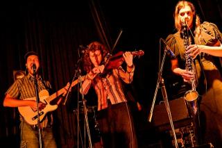 caroline / 満員御礼!8人が織りなす、美と混沌が同時多発した熱狂の夜!記念すべき初来日、東京公演のライブレポートが到着!