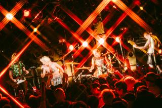 AMYL AND THE SNIFFERS / フー・ファイターズ、ウィーザー、スリーフォード・モッズをも虜にする 電光石火の稲妻でブッ飛ばすガレージ・パンク革命児!! アミル・アンド・ザ・スニッファーズ、東京公演のライブレポが公開!! いよいよ本日は大阪公演!! 当日券は18時より発売!!