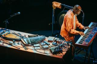 Laraaji / アンビエント音楽のリビング・レジェンドであるララージ 初日、東京公演のライブレポートが到着! 笑いと瞑想のワークショップに招かれたかのような親密なムードを浴びた夜