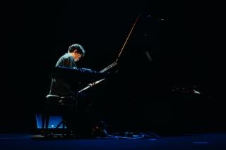 Laraaji / アンビエント音楽のリビング・レジェンドであるララージ 初日、東京公演のライブレポートが到着! 笑いと瞑想のワークショップに招かれたかのような親密なムードを浴びた夜