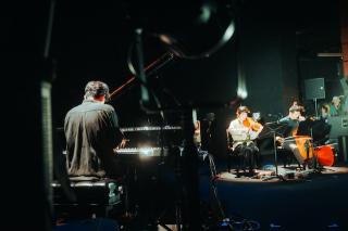 Laraaji / アンビエント音楽のリビング・レジェンドであるララージ 初日、東京公演のライブレポートが到着! 笑いと瞑想のワークショップに招かれたかのような親密なムードを浴びた夜