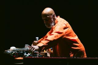 Laraaji / アンビエント音楽のリビング・レジェンドであるララージ 初日、東京公演のライブレポートが到着! 笑いと瞑想のワークショップに招かれたかのような親密なムードを浴びた夜