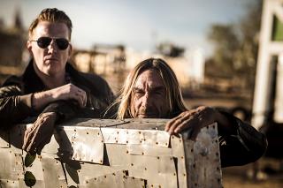 21世紀最重要ロック・バンド、クイーンズ・オブ・ザ・ストーン・エイジ。オーストラリア・ホバートのMONA美術館で一夜限りのチャリティー・ライブを行い、2万ドル以上をロイヤル・ホバート病院の小児病棟に寄付。貴重なアコースティック・ライブ映像を公開!