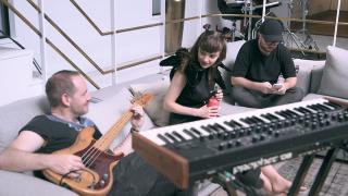 CHVRCHES × TERRACE HOUSE / チャーチズがテラスハウスへ! スペシャルオープニング映像4話限定公開! 合わせてテラスハウス内で撮影の「Graves」フルバージョンも公開!
