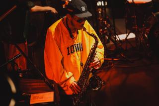 Kassa Overall / 初日公演のライブレポートが到着! 過去から未来へ、音が旅する カッサ・オーバーオール『CREAM』が描く音楽のタイムトラベル 9日、10日のチケット発売中!