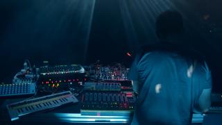 Floating Points /  いよいよ今週末に発売される最新作にして最高傑作、『Crush』より「Anasickmodular」のビデオを公開!