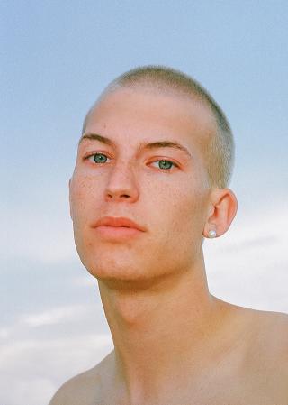 GUS DAPPERTON / キング・クルール、J・ディラ、マック・デマルコ、ニュー・オーダーらに影響を受けたNY出身の新たなポップアイコン、ガス・ダパートン。ニューシングル「World Class Cinema」のMVを公開!