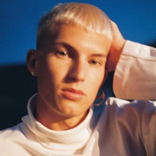 GUS DAPPERTON / キング・クルール、J・ディラ、マック・デマルコ、ニュー・オーダーらに影響を受けたNY出身の新たなポップアイコン、ガス・ダパートン。ニューシングル「World Class Cinema」のMVを公開!