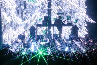 SQUAREPUSHER - JAPAN TOUR 破壊的なアンサンブルにフロアは爆発! テクノロジーを意識し、レイヴの狂騒にジャズ・ベーシストとしての技巧を重ね、エレクトロニック・ミュージックをライヴのダイナミズムで増幅! 会場で販売された〈WARP〉&各アーティストの最新グッズは現在予約を受付中! /