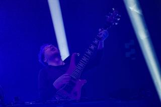 SQUAREPUSHER - JAPAN TOUR 破壊的なアンサンブルにフロアは爆発! テクノロジーを意識し、レイヴの狂騒にジャズ・ベーシストとしての技巧を重ね、エレクトロニック・ミュージックをライヴのダイナミズムで増幅! 会場で販売された〈WARP〉&各アーティストの最新グッズは現在予約を受付中! /