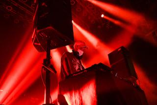 SQUAREPUSHER - JAPAN TOUR 破壊的なアンサンブルにフロアは爆発! テクノロジーを意識し、レイヴの狂騒にジャズ・ベーシストとしての技巧を重ね、エレクトロニック・ミュージックをライヴのダイナミズムで増幅! 会場で販売された〈WARP〉&各アーティストの最新グッズは現在予約を受付中! /