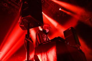 SQUAREPUSHER - JAPAN TOUR 破壊的なアンサンブルにフロアは爆発! テクノロジーを意識し、レイヴの狂騒にジャズ・ベーシストとしての技巧を重ね、エレクトロニック・ミュージックをライヴのダイナミズムで増幅! 会場で販売された〈WARP〉&各アーティストの最新グッズは現在予約を受付中! /