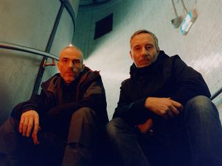 Autechre /  『SIGN』に続く連作!変則リズムとねじ曲がったビート、屈折した曲調が前面に出た、よりエクスペリメンタルでノイジーな作品集『PLUS』を本日リリース 『SIGN』と『PLUS』のオリジナル・パーカーの予約締切は今月末まで!