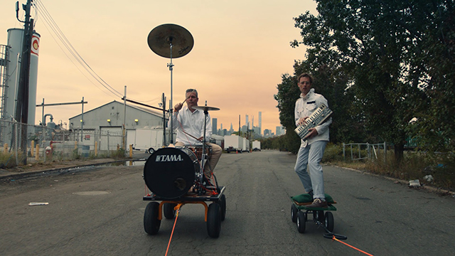 BATTLES / NEWアルバム『JUICE B CRYPTS』から最新MV公開! バトルスとブラック・ミディが共演したパフォーマンス映像も合わせて公開! 全公演SOLD OUTの来日ツアーはいよいよ来週!