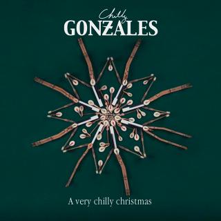 Chilly Gonzales / 異端のサンタ、チリー・ゴンザレスから届いた最高のプレゼント。 ファイスト、ジャーヴィス・コッカー参加! 愛と笑いで包まれたちょっぴり切ないクリスマス・アルバムが発売! クリスマス・カラーのロゴソックス付セットは数量限定! 字幕付トレーラー映像公開!