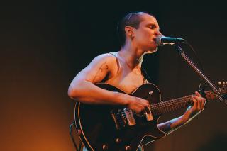 Big Thief / 大盛況のうちに幕を閉じた11/17東京公演のライヴ・レポートを公開!各会場で売り切れ続出のツアーTシャツはオンラインで受注中!