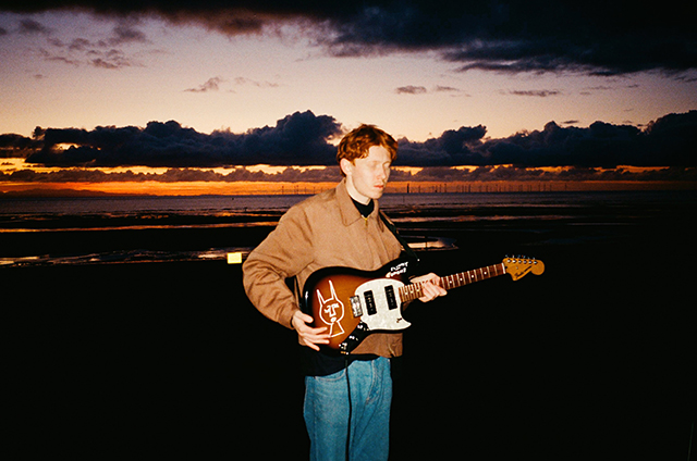 King Krule / 若き孤高の天才ことキング・クルール、短編映画『Hey World!』をYouTubeで公開!未発表曲のソロ演奏を披露!