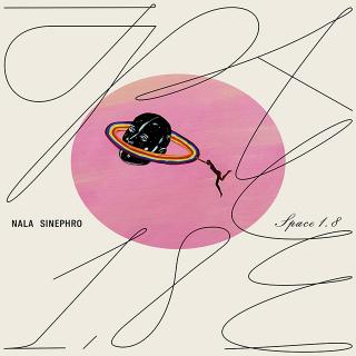 NALA SINEPHRO / 〈WARP〉が惚れ込んだ新鋭、ナラ・シネフロ。ジャズの感性、ハープとモジュラー・シンセが奏でる瞑想的なサウンド、フォーク音楽やフィールドレコーディングを融合させた、称賛集めるデビュー・アルバム『SPACE 1.8』のCDリリースが決定!