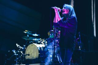 BETH GIBBONS / 東京公演初日のライブレポートが到着! さざめきと轟きの境界線── ベス・ギボンズが紡いだ音の風景