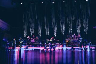 BETH GIBBONS / 東京公演初日のライブレポートが到着! さざめきと轟きの境界線── ベス・ギボンズが紡いだ音の風景