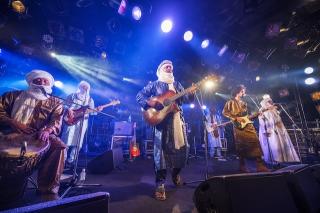 Tinariwen / 砂漠のうえを疾走するようなポリリズミックなビート、高揚感溢れるメロディ、そして重厚なグルーヴでフロアが祝祭感で一体化した一夜