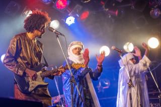 Tinariwen / 砂漠のうえを疾走するようなポリリズミックなビート、高揚感溢れるメロディ、そして重厚なグルーヴでフロアが祝祭感で一体化した一夜