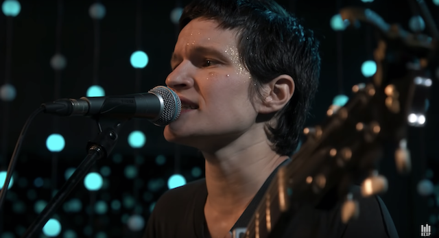 Beatink Com Big Thief グラミー賞にノミネートされ多数メディアでも年間ベストを獲得しているビッグ シーフが ラジオ局 Kexp に出演したスタジオライブ映像を公開 来年5月の初来日公演チケットも好評発売中
