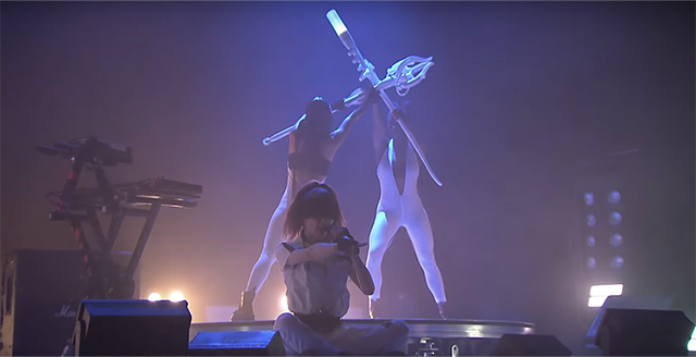 GRIMES / 新世代のポップアイコン、グライムス。先日突如リリースした新曲「We Appreciate Power」を米人気TV番組で披露!